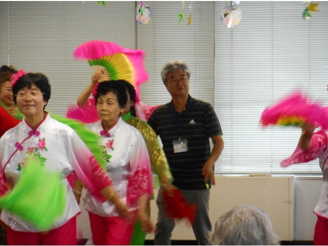 秧歌に飛入り参加の所長