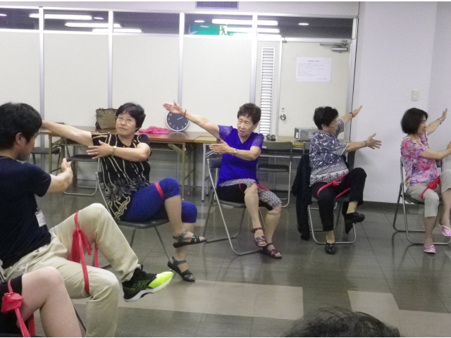 ゴムバンドで負荷をかけた運動をしました。