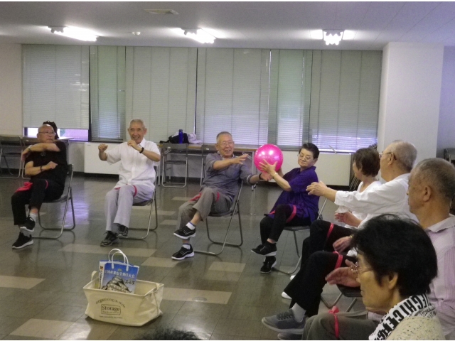 手を使ってボールを運ぶのは簡単でした。