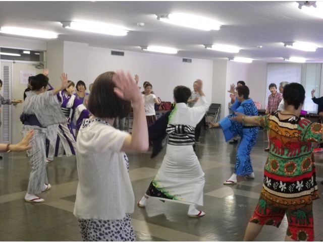 「大名古屋音頭」極めポーズの「ヤ！」です。