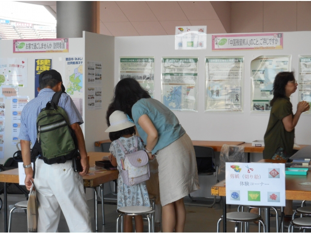 午前10時、剪紙体験教室を開始した頃です。