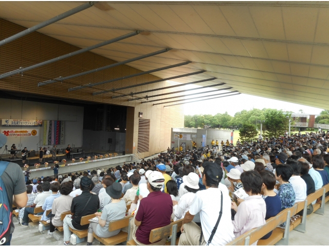 屋外ステージ　フォークジャンボリーの様子。