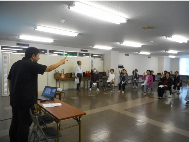 初めは片手でジャンケンをしました。