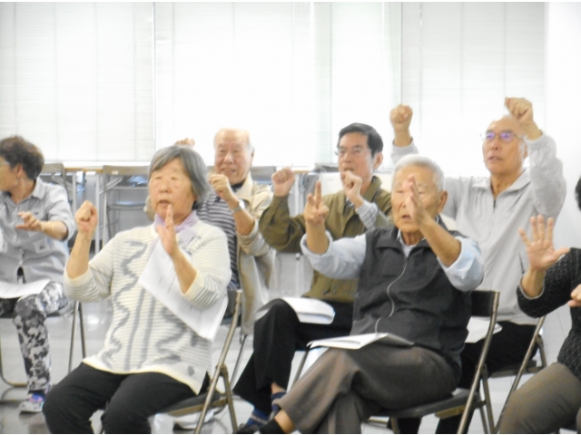 両手を使ったジャンケンは、結構難しいです。