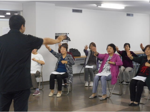 前の手はパー、胸に置いた手はグーで左右を交代。