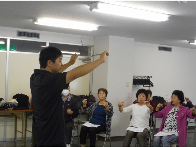 紐で結んだ鉛筆をハンガーから外すゲーム。