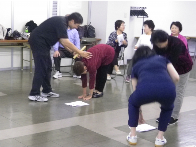 立位体前屈で柔軟性測定。手の平が床に着いてます。