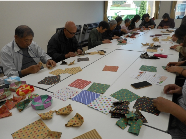 皆さん、集中して折っています。