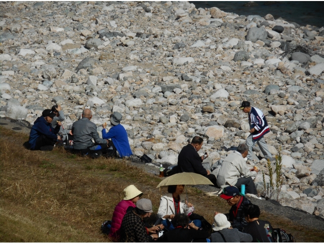 庄川の土手で、お弁当を食べました。