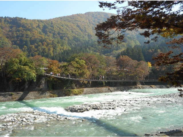 「であい橋」を渡って、合掌集落へ向かいます。