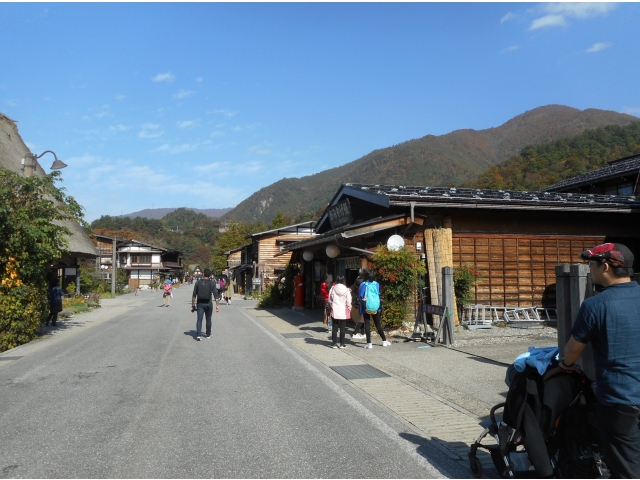 空の青さと街並みが調和、とてもきれいです。