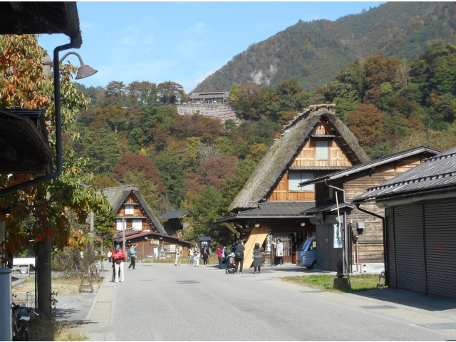 展望台へ向かう道沿いに、合掌造りの家が見えます。