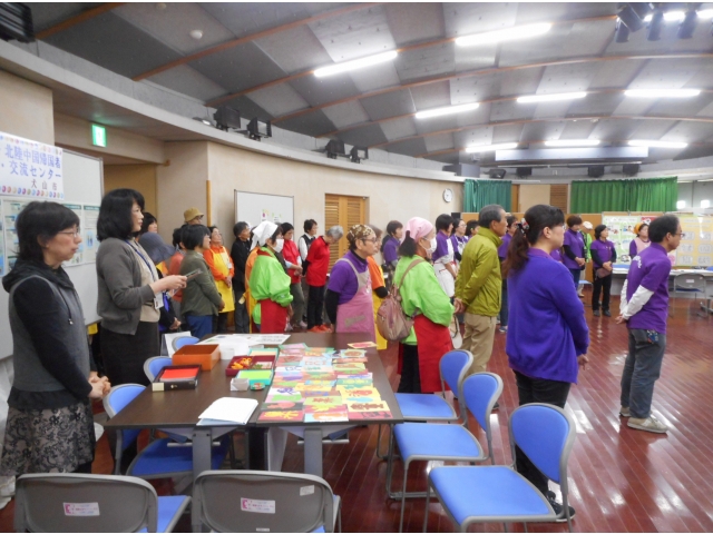 主催者挨拶を聞く出展関係者の皆さん。