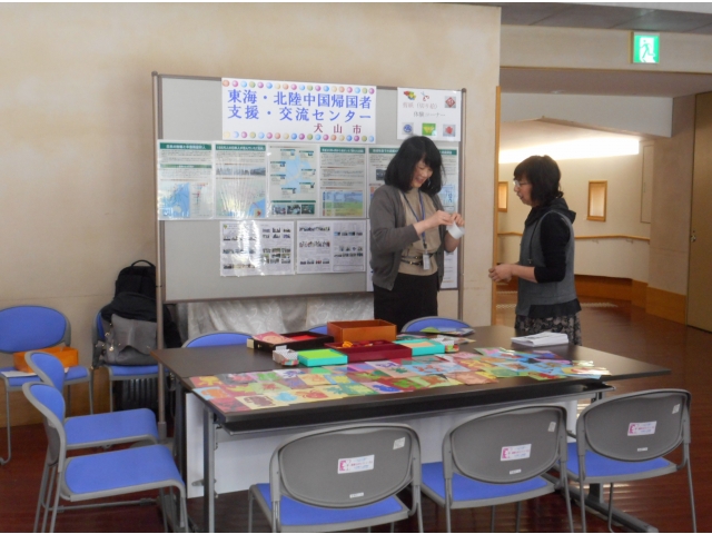 パネル展示と剪紙コーナーを準備しています。