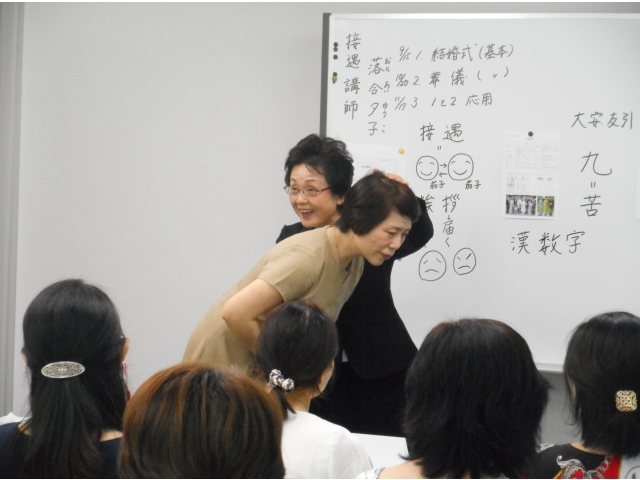 9/15　お辞儀は日本式マナーの基本です。