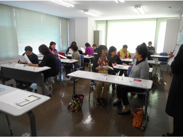 11/17　二人一組となって挨拶定型文の練習。