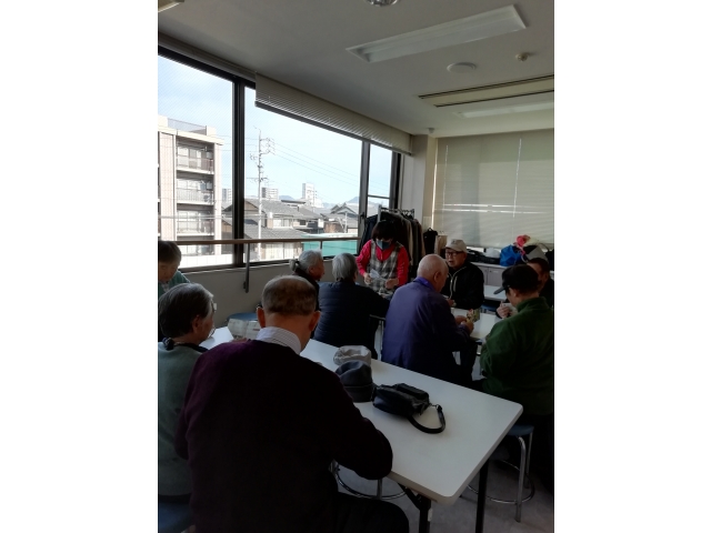 高齢者は隣で手芸教室？