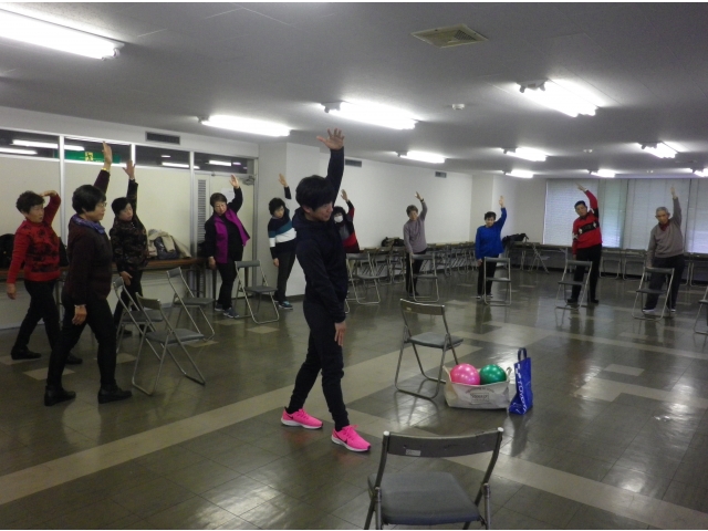 立って体側を伸ばす体操