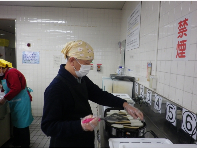 五平餅は、まず白焼きしました。