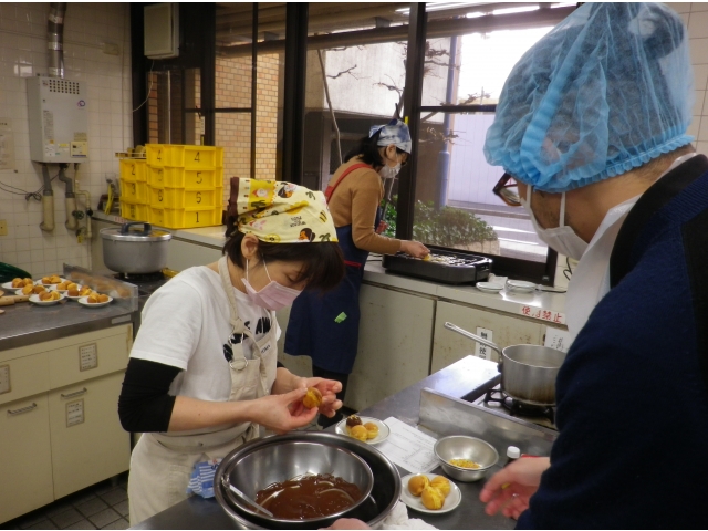 丸く焼いたカステラに、チョコを付けています。