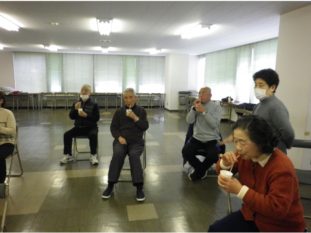 ストローで水を吹く訓練。