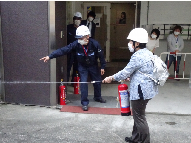 消火剤の代わりに水が入った消火器で訓練しました。