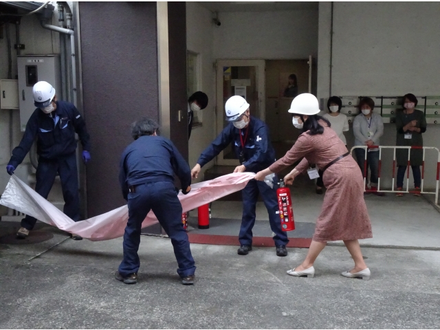 消火剤使用時は、飛散防止対策でビニル袋を使用。