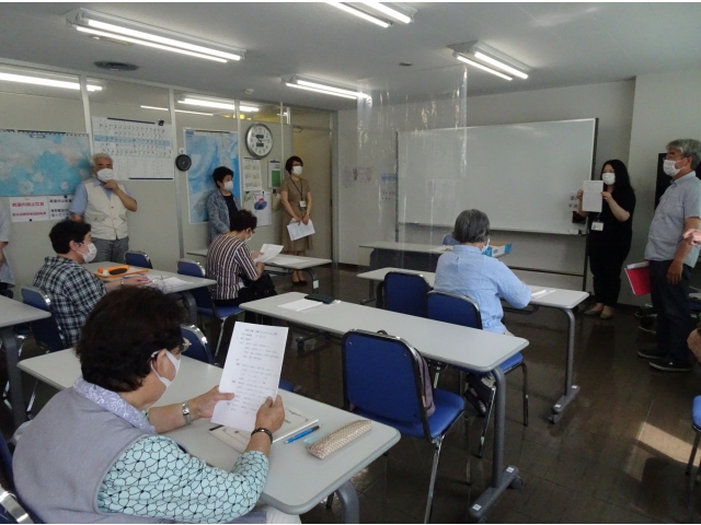 オリエンテーションで職員と講師の紹介。