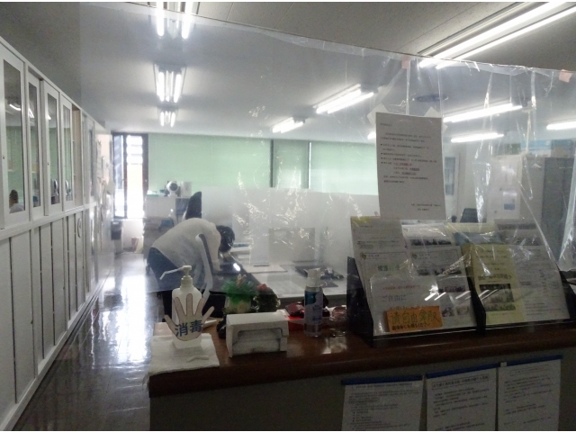 事務室に仕切りを設け、デスクには仕切り板を設置。