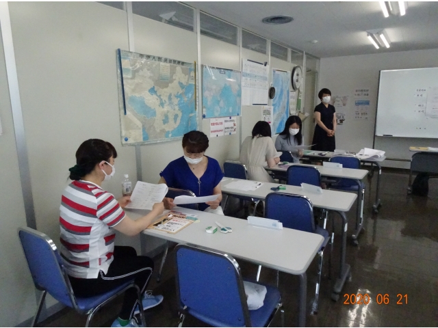 電話対応の状況設定　二人一組で練習しました。