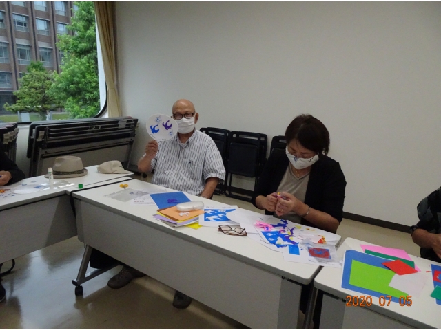 家族ごとに纏まって座り、作業をしました。