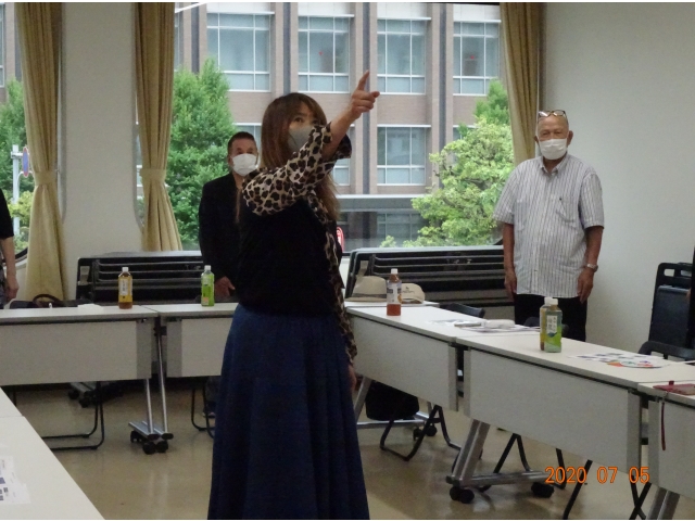 リラックス体操を指導して頂きました。