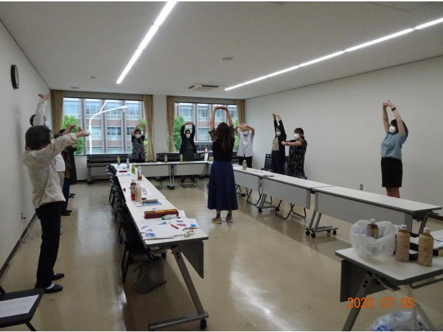 リラックス体操で体をほぐしました。