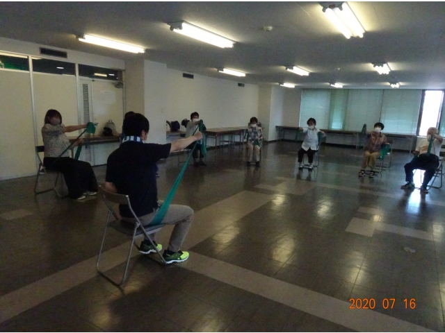 ゴムの反発力を利用した運動もしました。