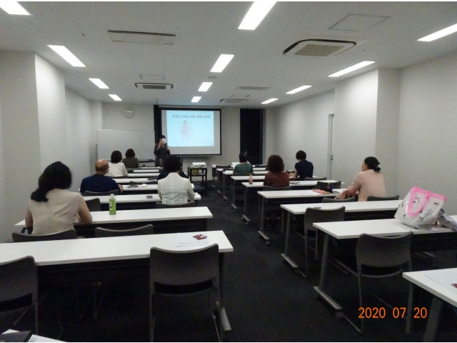 受講者の皆様に間隔をとって座って頂きました。