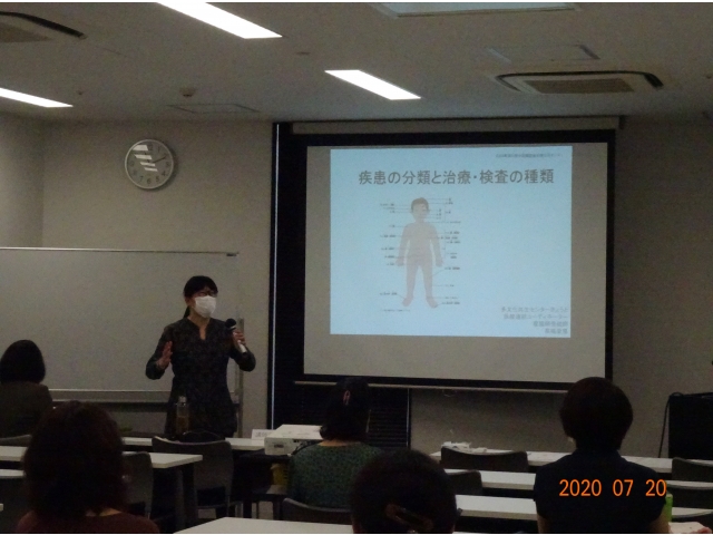 研修は「医療知識講座」から始めました。
