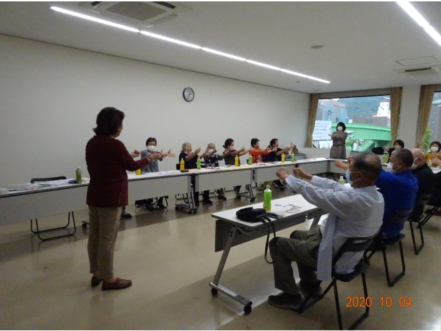 座ったまま出来る体操を教えて頂きました。