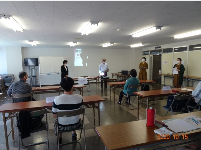 十分に間隔を取って座りました。