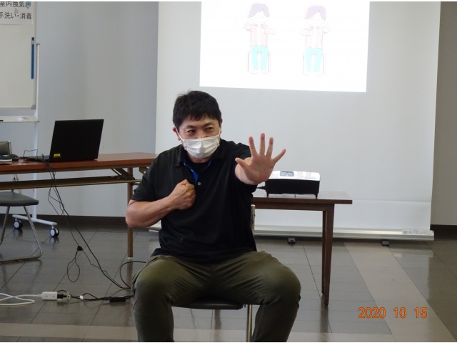 左手グーなら右手パー、前方と胸に交互に出します。