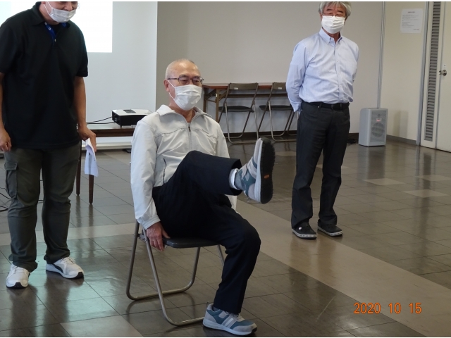 一人が足で文字を描き、他の人が当てるクイズ。