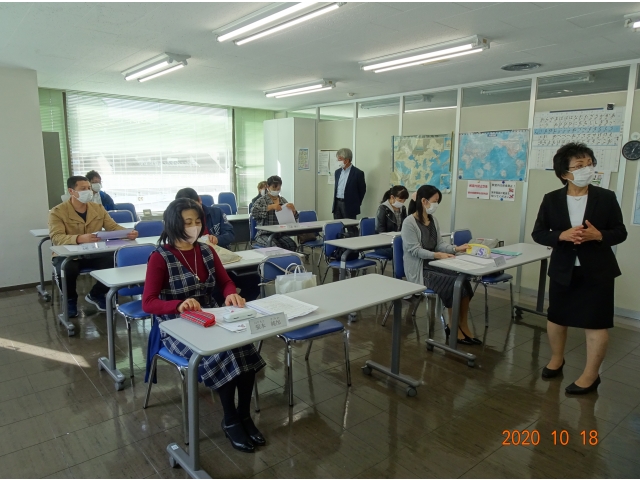 間隔を取って座り、受講しました。