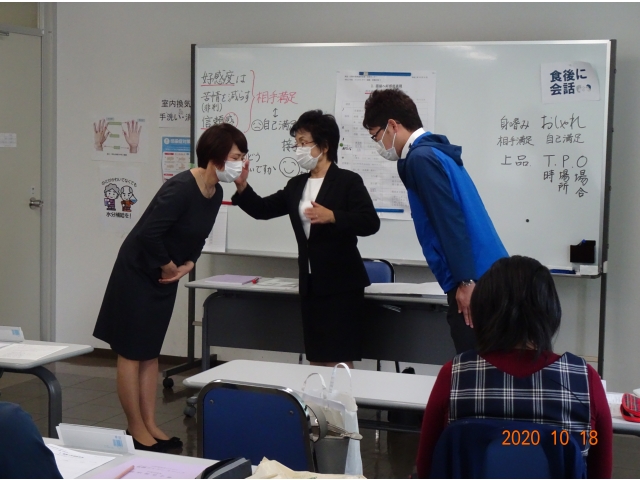 綺麗に見えるお辞儀の形を確認しました。