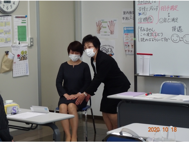 好感度の高い座り方。