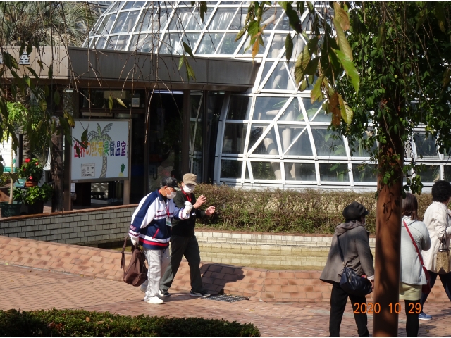 園内の温室入口付近。