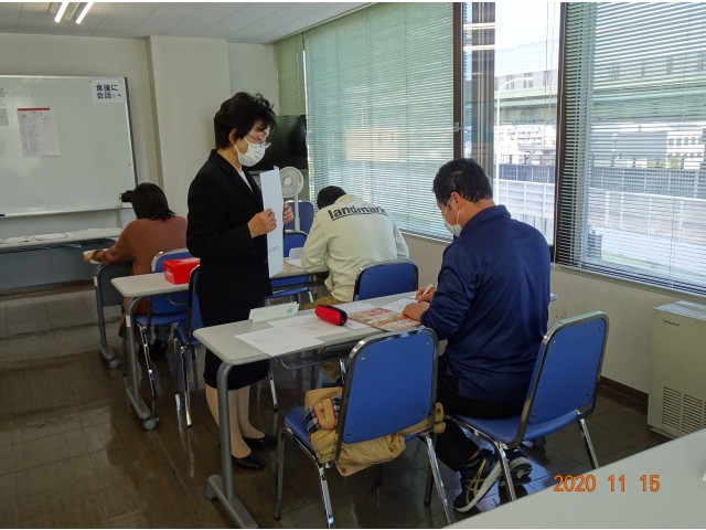 短文を使って敬語表現の練習をしました。