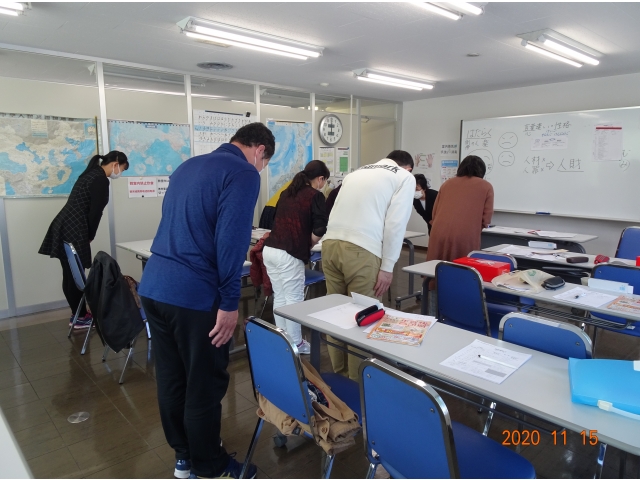 お辞儀の姿勢がとても綺麗ですね。