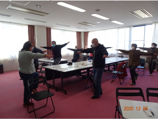 片足を上げて立ち、バランス感覚を養いました。