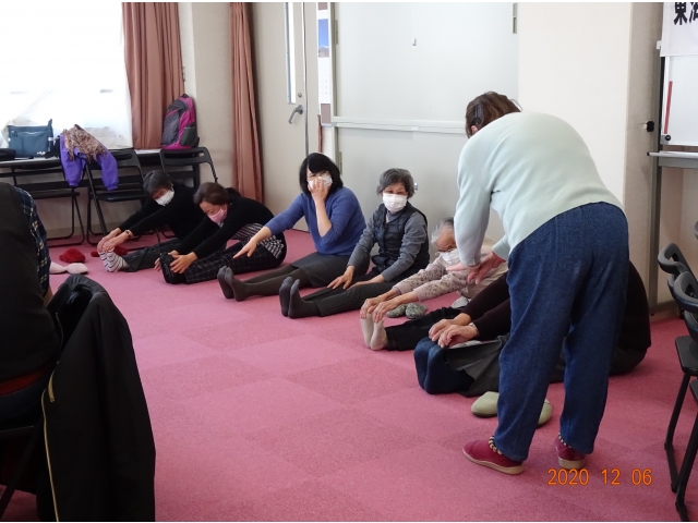 体前屈で身体の柔軟性を確認しました。