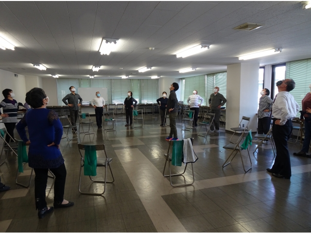 一見簡単、実は難しい！（両足を前後に揃え上を向きます）