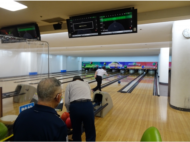 所長の始球式でゲーム開始。